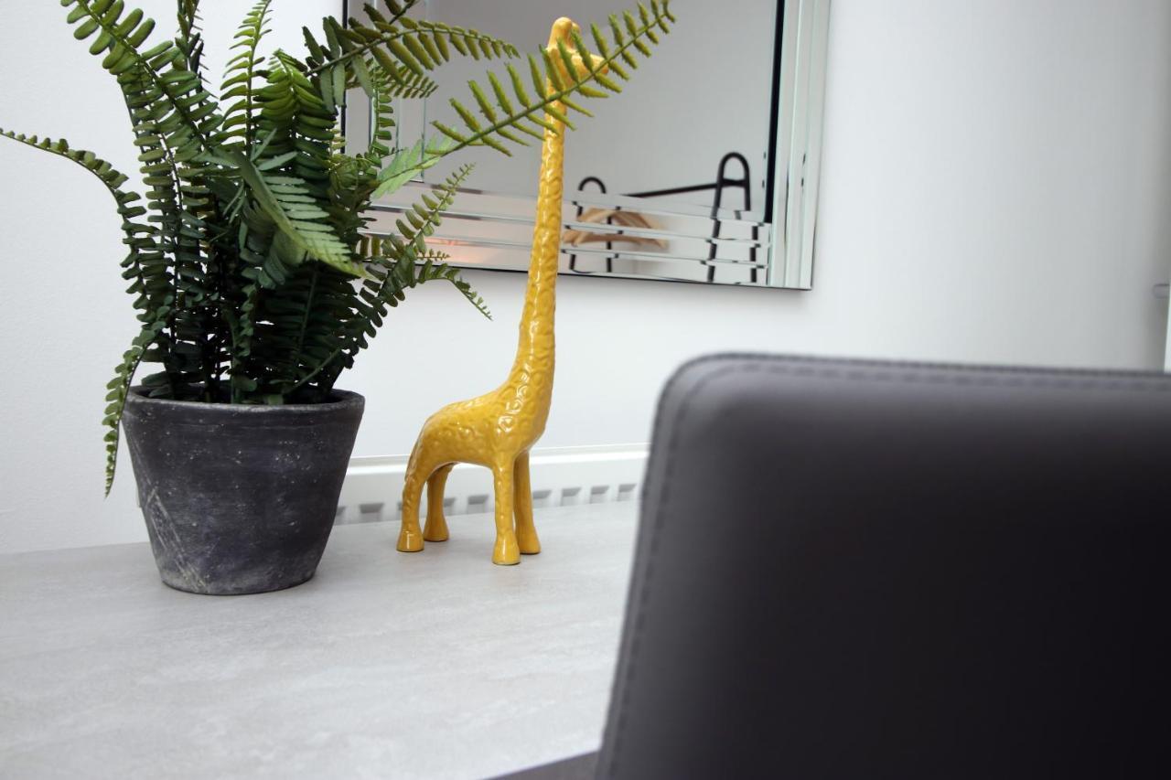 No 43 Stadium Views By Ssw - 2Br, Parking, Sleeps 4, 3Min Walk To Stadium, 10Min Drive To City Centre, Marina And Close To M4 Morriston Exterior photo